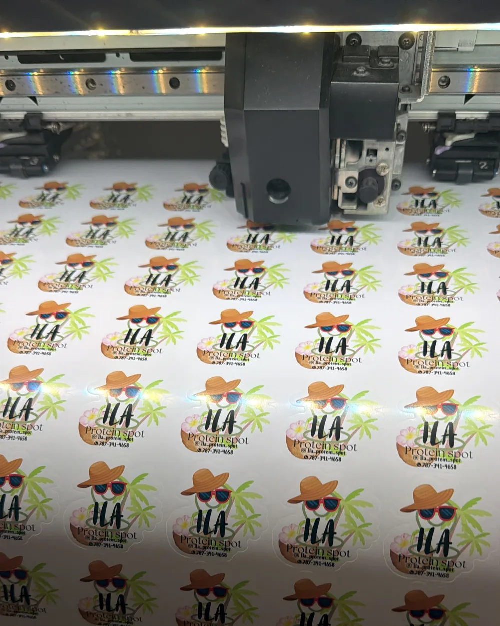 Plotter cortando una tirada de stickers troquelados en la imprenta de ClrLab Design en Puerto Rico