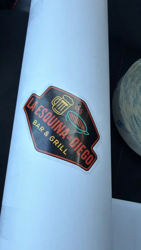 Sticker de vinyl troquelado pegado, con su filo blanco de corte