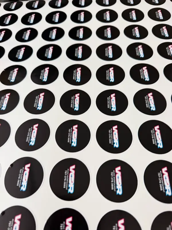 Pliego de stickers redondos negros impresos en vinyl